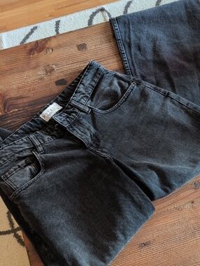 Relaxed Women's Jeans in Washed Black
